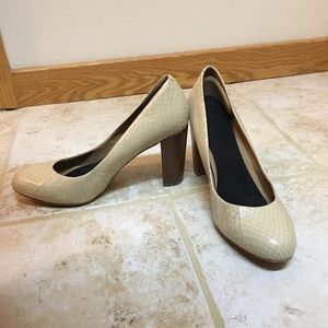 Snake skin leather pumps